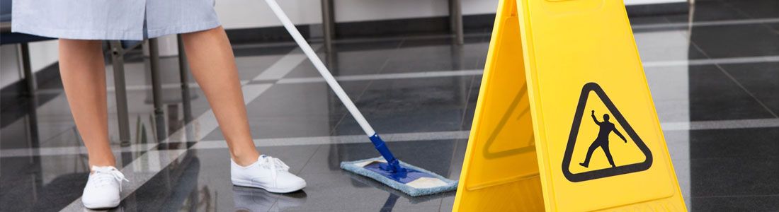 Limpiezas Limjuma mujer limpiando el piso